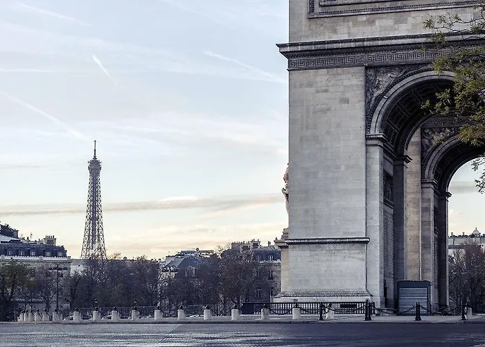 Отель Mercure Arc De Triomphe Wagram