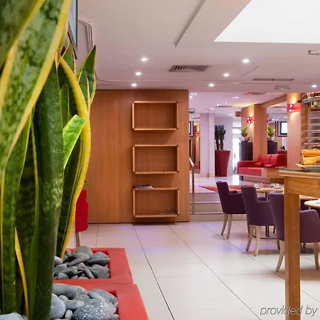 Отель Mercure Arc De Triomphe Wagram